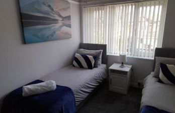 Brackenfield House in Great Barr, Birmingham near the Alexander Stadium and near the M6, with free WiFi, free parking and easy access to Walsall, West Bromwich, Aston Villa Football Ground, Star City and Birmingham City Centre - Foto 20