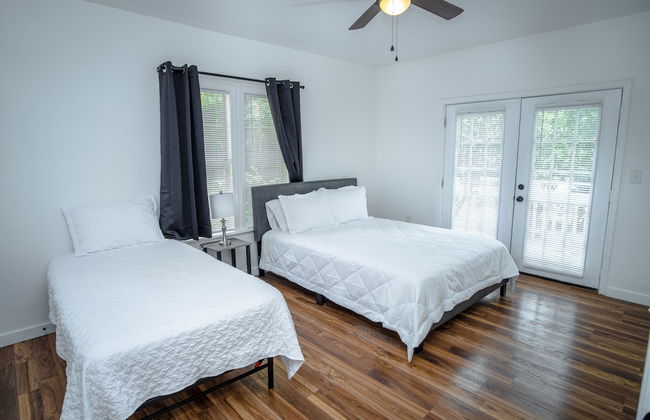 Downtown Remodeled Cozy 2br/1ba Home Sleeps 8 - Photo 23