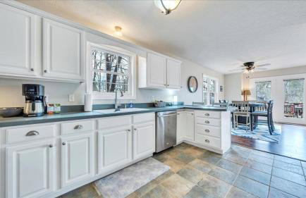 Lakefront 3BR with Dock, Fire Pit, Lawn Games, and Game Room - Foto 22