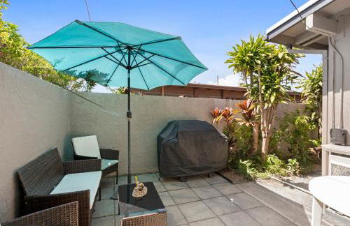 Stylish 1BR Apartment with AC Full Kitchen & WD - Just Steps to the Beach - Photo 21