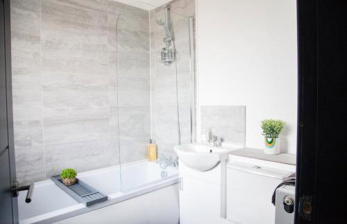 Stylish Home, hosted by ESONGRACE Stays, Stoke-on-Trent - Perfect for Families - Contractors - Holiday makers - Emergency Housing - Professionals, Relocators - Foto 25