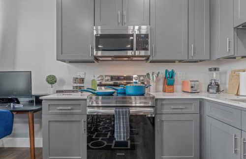 Apt+ 2 Queens+Bunkbed+Free Parking 55"TV - Photo 17