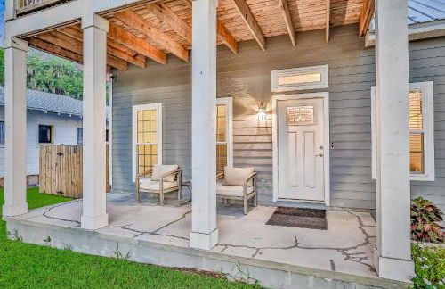 Updated, dog-friendly gem w/fenced yard, foosball & pool tables, WiFi, fireplace - Foto 6