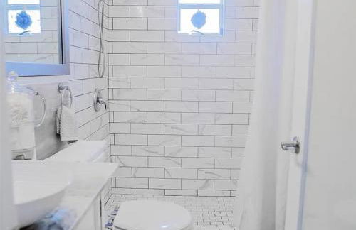 Soothing Blues in Peaceful 2BR 1BA Cottage - Foto 16