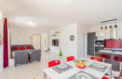 Villa atop the village with stunning view - Foto 50