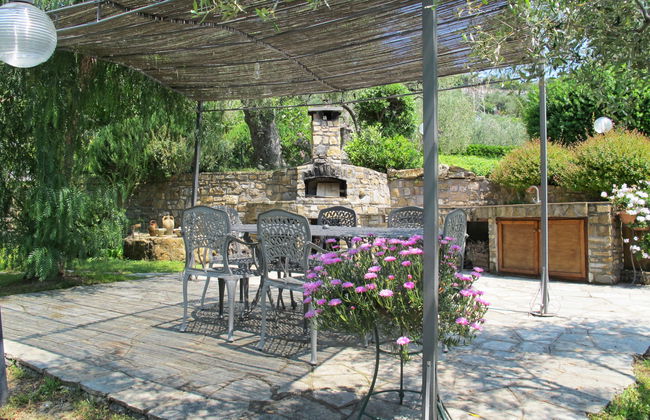 8 bedroom House in Diano Castello with private pool and garden - Photo 2