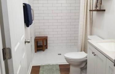 Cozy Spacious Cottage with deck and grill - Foto 6