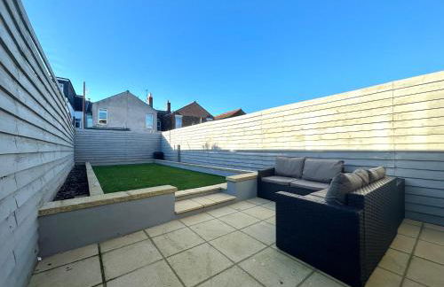 Open Mind Property - 6 Luxury Bedrooms with Free Parking - Photo 27