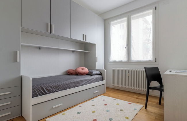 Charming Home - Photo 8