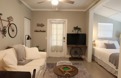 Cozy Apartment Overlooking Downtown and Park NO KIDS, NO PETS - Photo 15