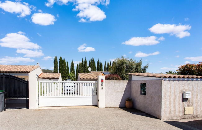 Beautiful Holiday Home With Swimming Pool - Photo 35