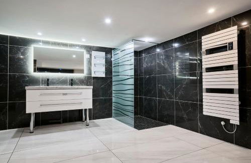 VILLA ARCADIA - Piscine - Spa - Sauna - Cinéma - Jeux d'arcades - Jeux vidéo - Bassin naturel - Jardin - Foto 25