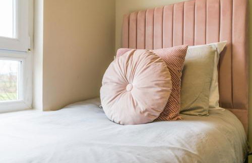 Modern 5 Bedroom Townhouse with Free Parking - Foto 43