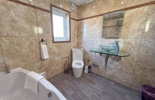 Stoneleigh Retreat 4BR Entire Home - Photo 11