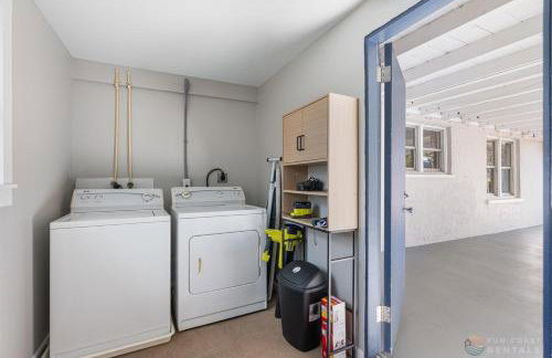 Adorable Dog Friendly Home with Fenced Yard, Office, STEPS to Canal & Hospital! - Foto 34