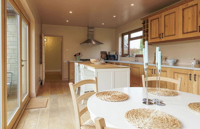 Charming 3BD Cotswolds Family Retreat - Photo 20