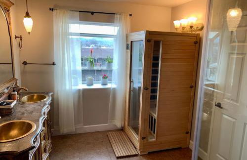 Stunning 3,400 sq ft Lake House w Boat Dock, Sauna, Steam Shower, and More - Foto 8