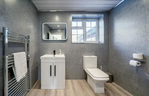 Spacious 6 Bedroom House l Near Airport l Sleeps 12 l Book With Confidence with The Cosy Corner Nationwide - Foto 13