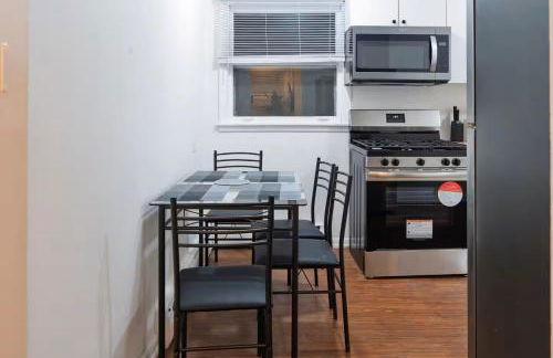 Two Bedroom house in Skokie with full kitchen and parking - Photo 14