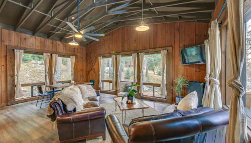 Bonners Ferry Cabin with Wraparound Deck and Views! - Foto 4