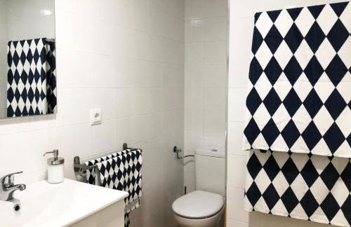 New Stunning Seaview Apartment with lovely balcony - Photo 11