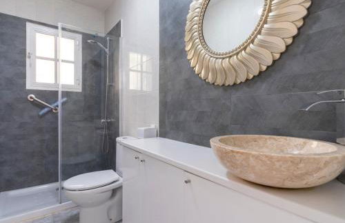 Villa with Free Heated Pool - Pass the Keys - Photo 10