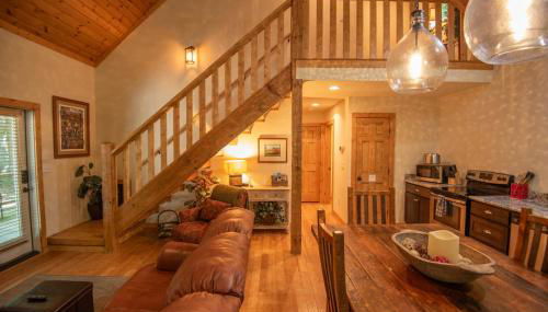 Stone's Throw Bungalow-- Hot Tub, Modern & Updated, Sleeps 2 - Foto 4