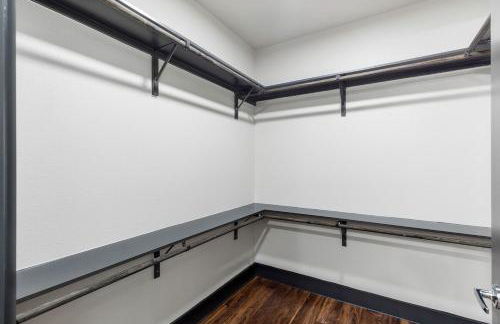 12 Min to Downtown with Pool, Balcony and Free Parking - Foto 17