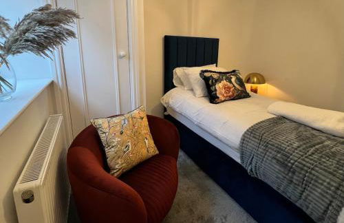 Old Betting Shop for 3 & Furry Friend - Photo 22