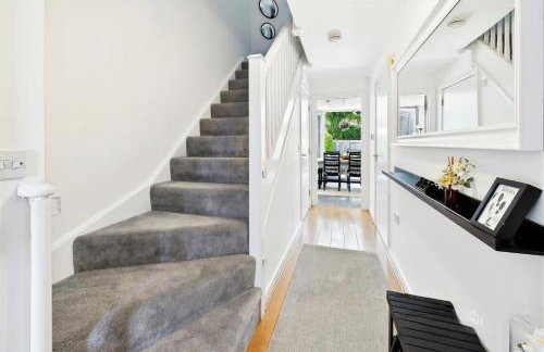 3 bed modern townhouse with self check in, sleeps 6, 35mins direct train to London Waterloo, zone 6 - Photo 16