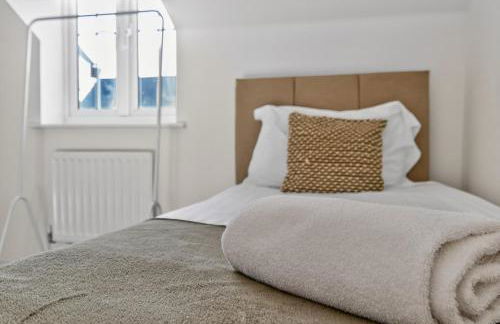 Spacious 4BR Newport Home - Ideal for Families & Groups - Foto 13