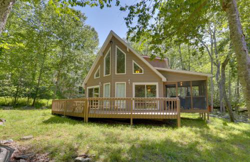 Pools, Hot Tub and More Bushkill Mountain Getaway! - Photo 2