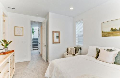 Modern 4BR Home Rooftop Patio Mountain Views - Foto 33