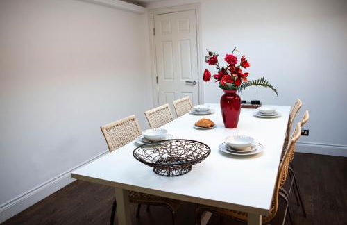 Apt 3, Trafalgar Sq Duplex, 3rd & 4th floor by Indigo Flats - Photo 13