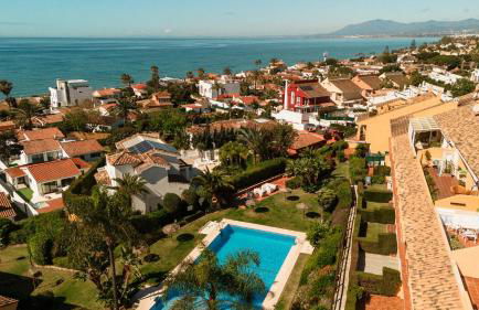 Modern beachside Penthouse with amazing sea views in Costabella, Marbella - Photo 28