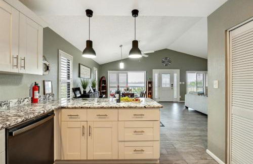 Exquisite Lakefront Pool House Awaits Pool 10 PPL - Foto 19