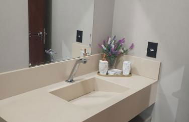 Quarto com ar e banheiro estacionamento e Wi-Fi - Foto 3