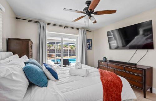 Walk to Beach Indoor-Outdoor Living w Pool - Photo 27