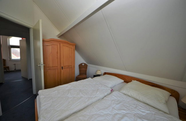 Lively Bungalow on the Water - Photo 8