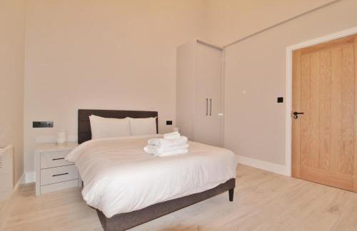Fantastic 2 Bed Penthouse With Free Parking in Acton - Foto 8