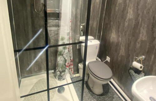 3 Bed Apartment - Sleeps 6 - Free Parking Wifi - Photo 3