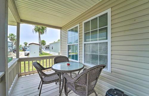 Deck and Pool Access Long Island Village Escape! - Foto 18