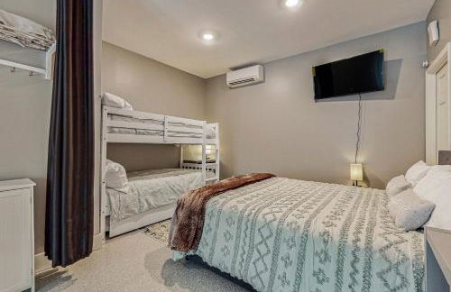 Lakefront Cabin Sleeps 14 - 2 Level Dock - Sun Deck - Foto 22