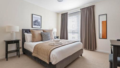 Central 2BR Park Royal Apartment with Balcony and Parking - Foto 2