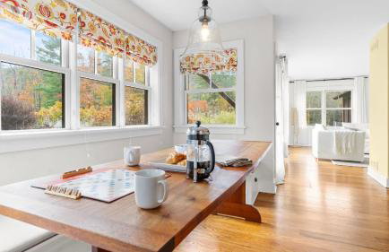 Modern Berkshires Farmhouse w Porch Fireplace Views Beaver Creek by AvantStay - Foto 18