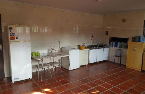 CASA COMPLETA, CENTRO, 4 Qtos, Wi-Fi, 130m quadrados, 4 Camas Casal, Churrasqueira e Apetrechos, Vasto Quintal e Varanda nos Fundos, 2 Banheiros, 9 Pessoas, Área Frontal, Garagem Coberta, Estacionamento Interno 2 Carros, Fogão a Lenha - Foto 25
