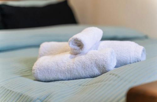 Balmoral Court -Sleeps 6 - Free Parking with Workspace - Balcony & High-Speed WiFi - Foto 13