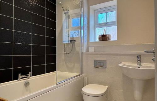 4BR Home - Gym - 3BA - Free Parking - En-suite - Near LGW Airport - Foto 18