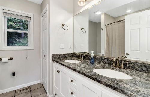 Spacious Mountain Retreat with Bonus Game Room Near Asheville, Barnardsville, NC - Foto 47