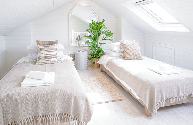 Stunning Townhouse with Large Garden - Photo 11